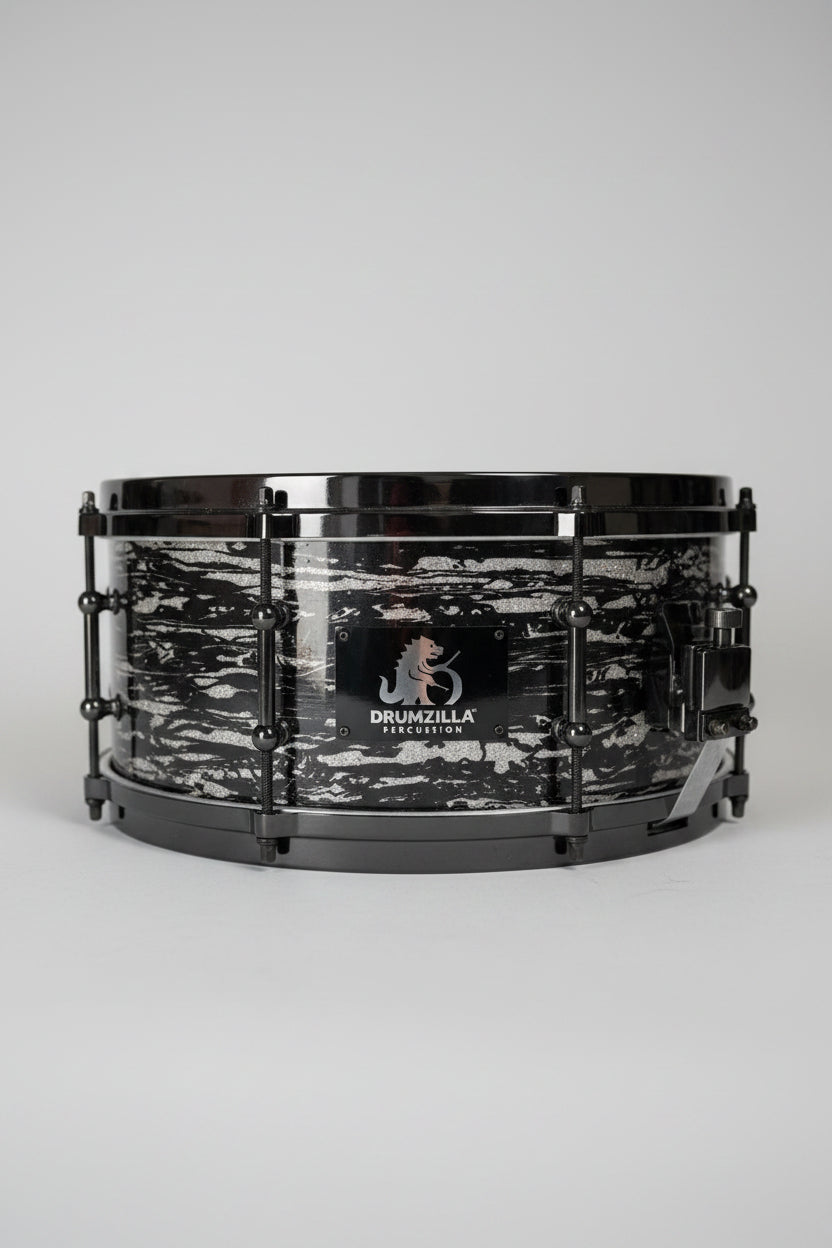 DrumZilla Komodo Maple Snare 13x6 Black Oyster - front angle with badge